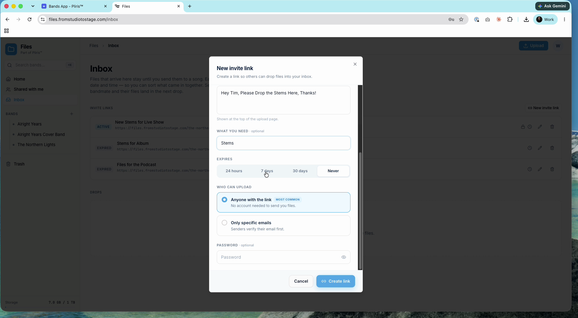 The New invite link dialog: expiry, who can upload and password.